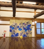 友禅染でのオシャレな街作り展示 「常総市水海道 あすなろの里」 での友禅染アーティスト石山修の作品展示の様子